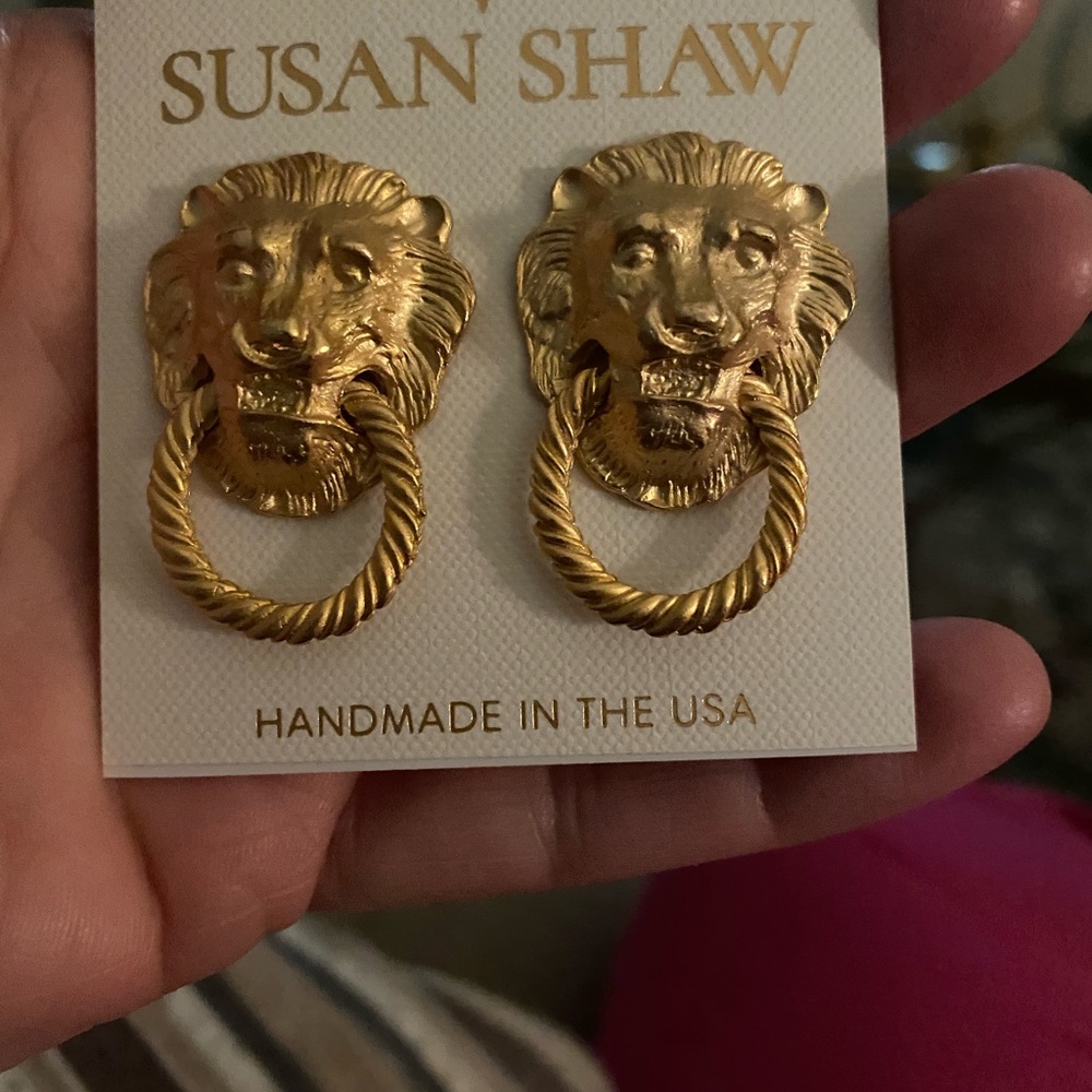 New and Never Worn Susan Shaw Large Lion Knocker Post Back Earrings. Gorgeous🤩